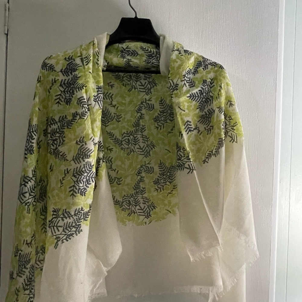 Soft Scarf With Green Leaf Pattern - image 3